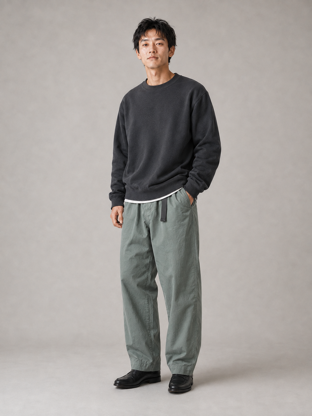 [color:military-gray] Balloon-tapered trousers model pose 2