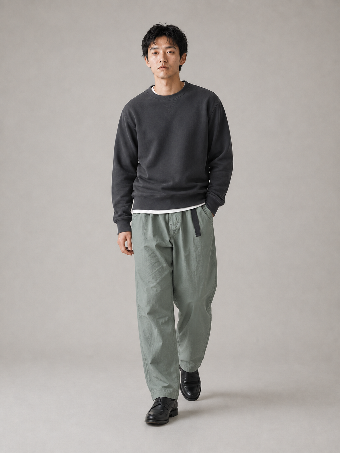 [color:military-gray] Balloon-tapered trousers model pose 3