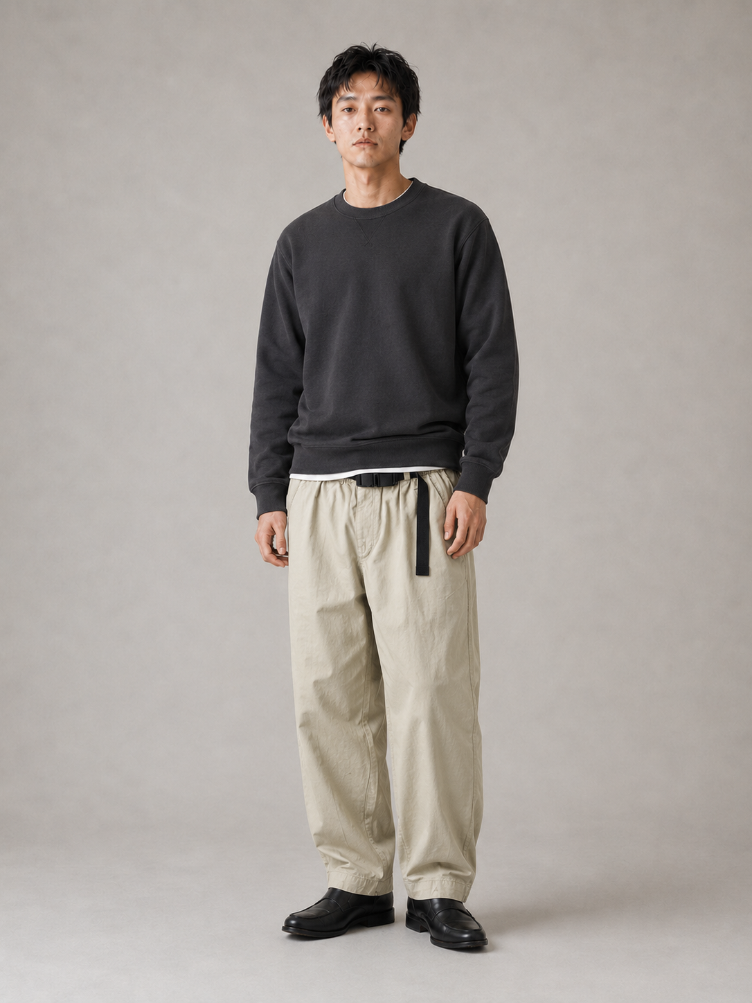 [color:light-khaki] Balloon-tapered trousers model pose 1