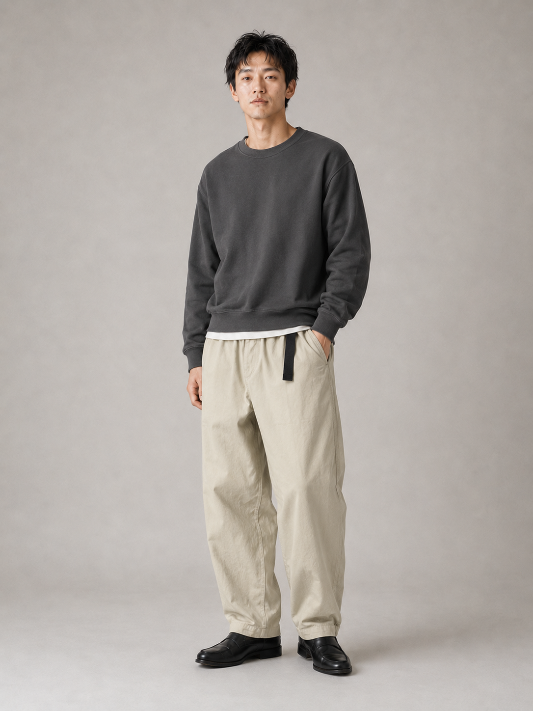 [color:light-khaki] Balloon-tapered trousers model pose 2