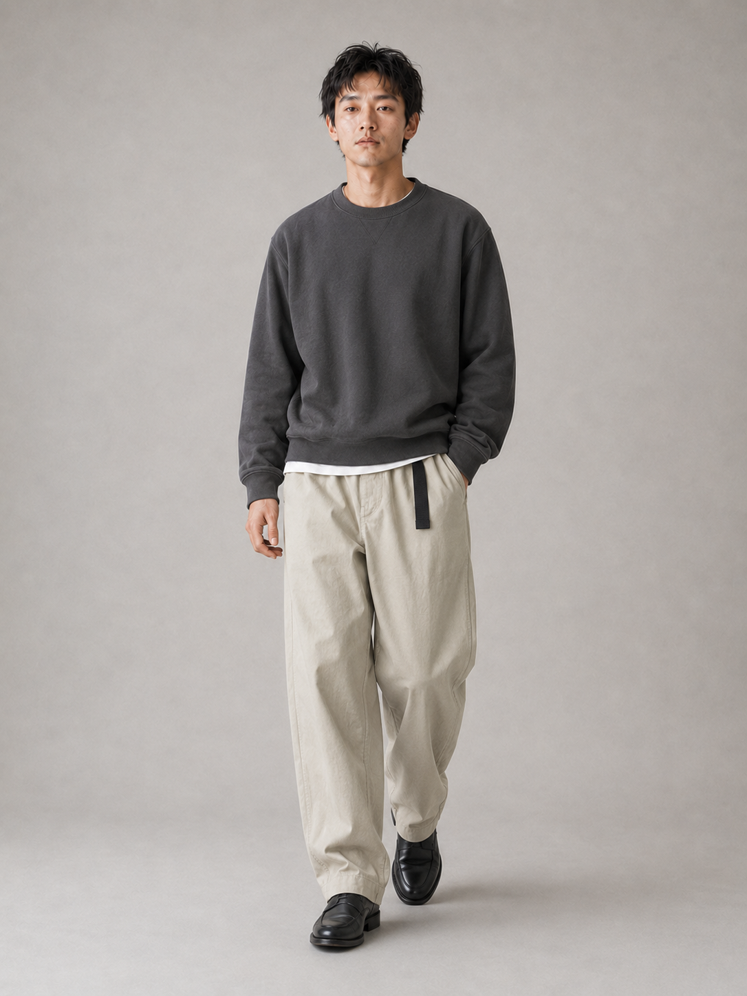 [color:light-khaki] Balloon-tapered trousers model pose 3