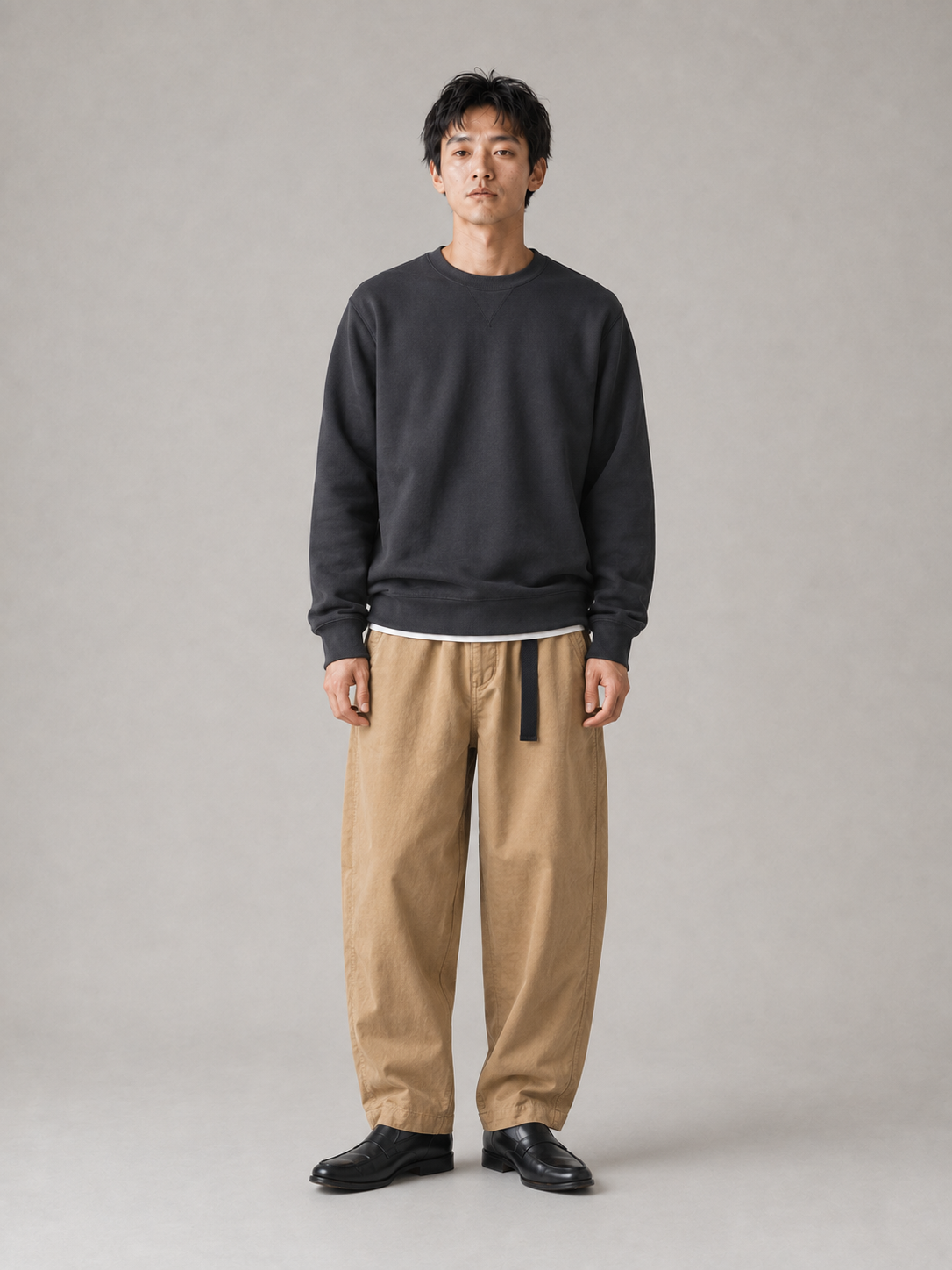 [color:deep-khaki] Balloon-tapered trousers model pose 1