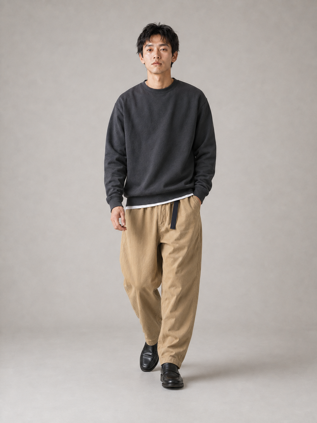 [color:deep-khaki] Balloon-tapered trousers model pose 3