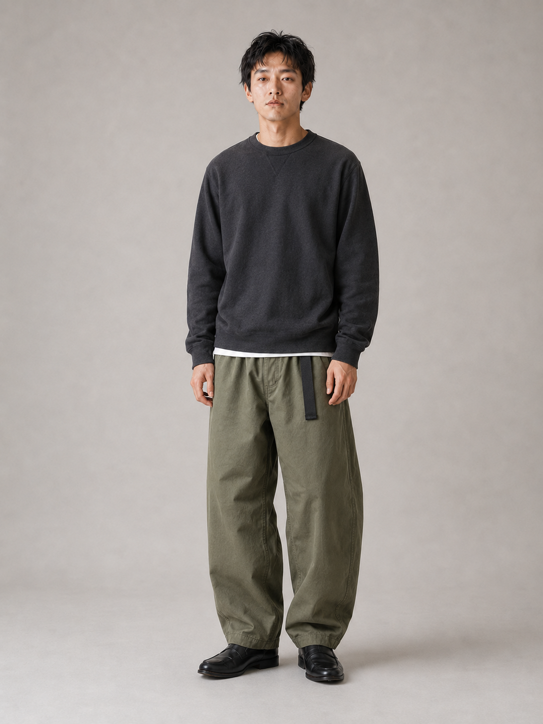 [color:army-green] Balloon-tapered trousers model pose 1