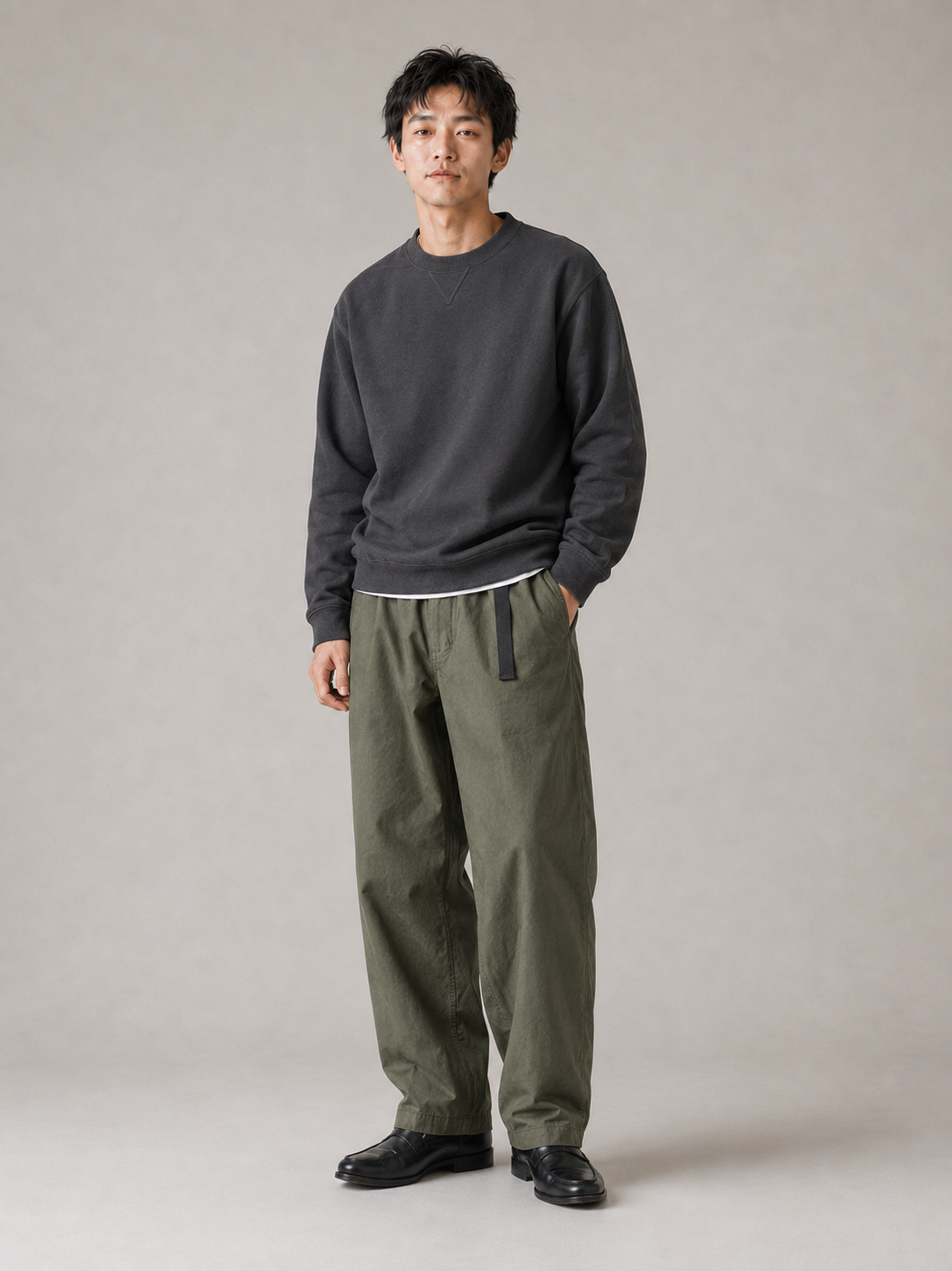 [color:army-green] Balloon-tapered trousers model pose 2