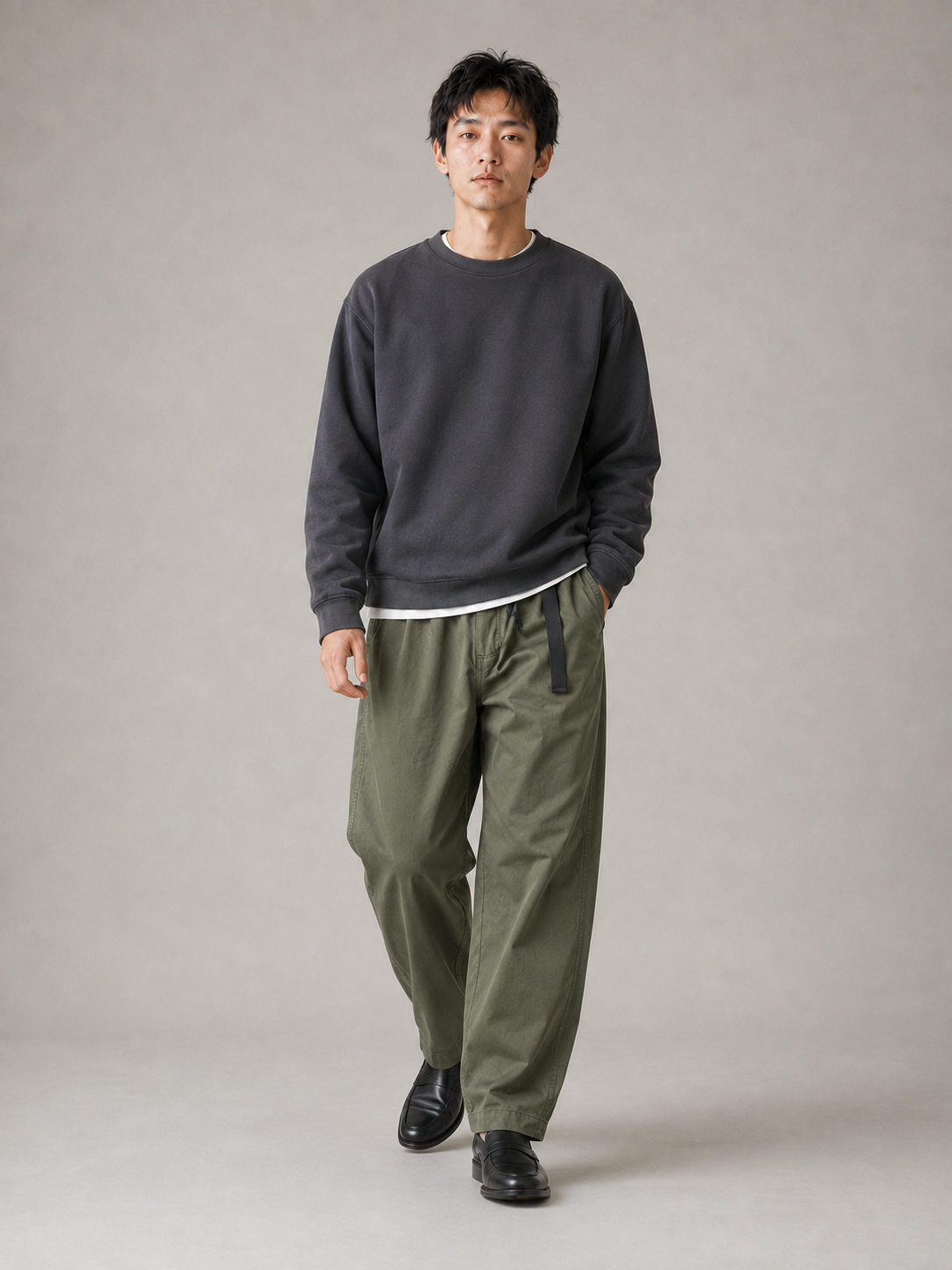 [color:army-green] Balloon-tapered trousers model pose 3