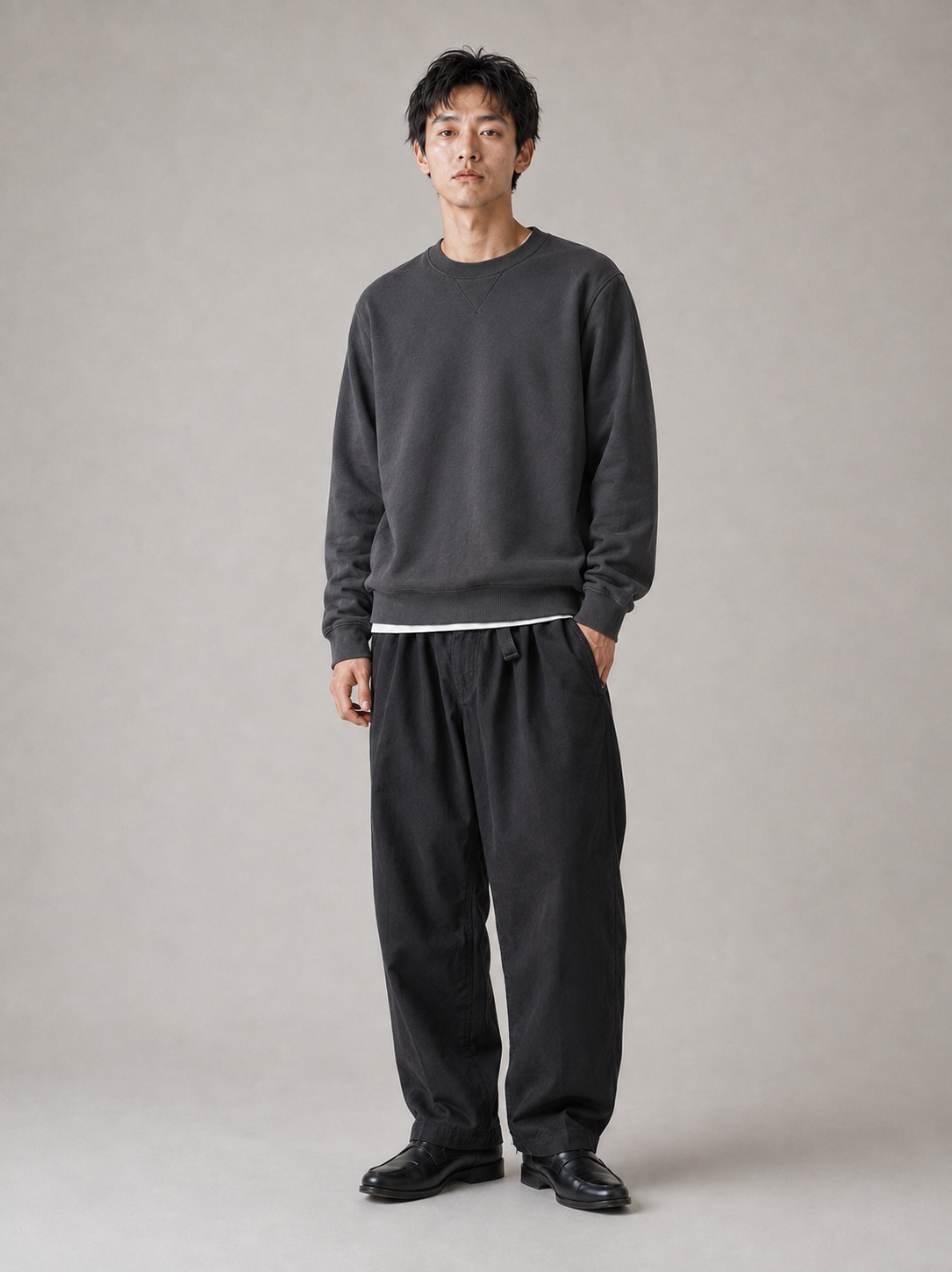[color:black] Balloon-tapered trousers model pose 1