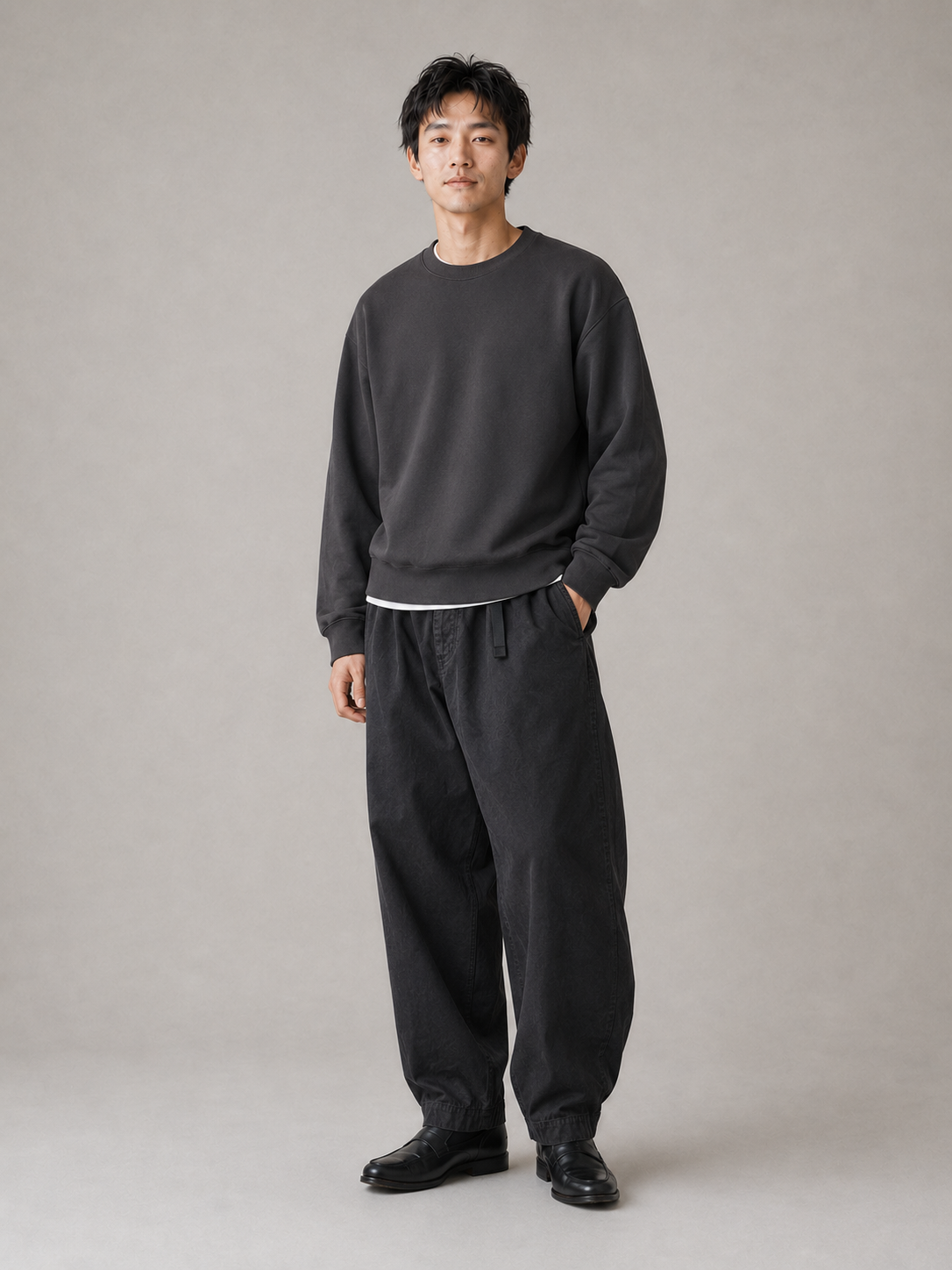 [color:black] Balloon-tapered trousers model pose 2