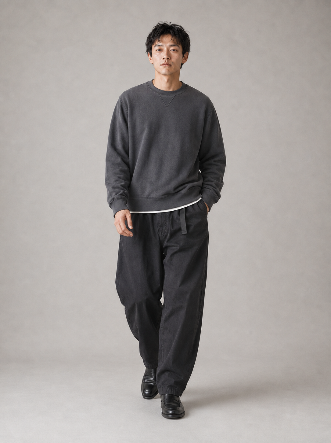 [color:black] Balloon-tapered trousers model pose 3