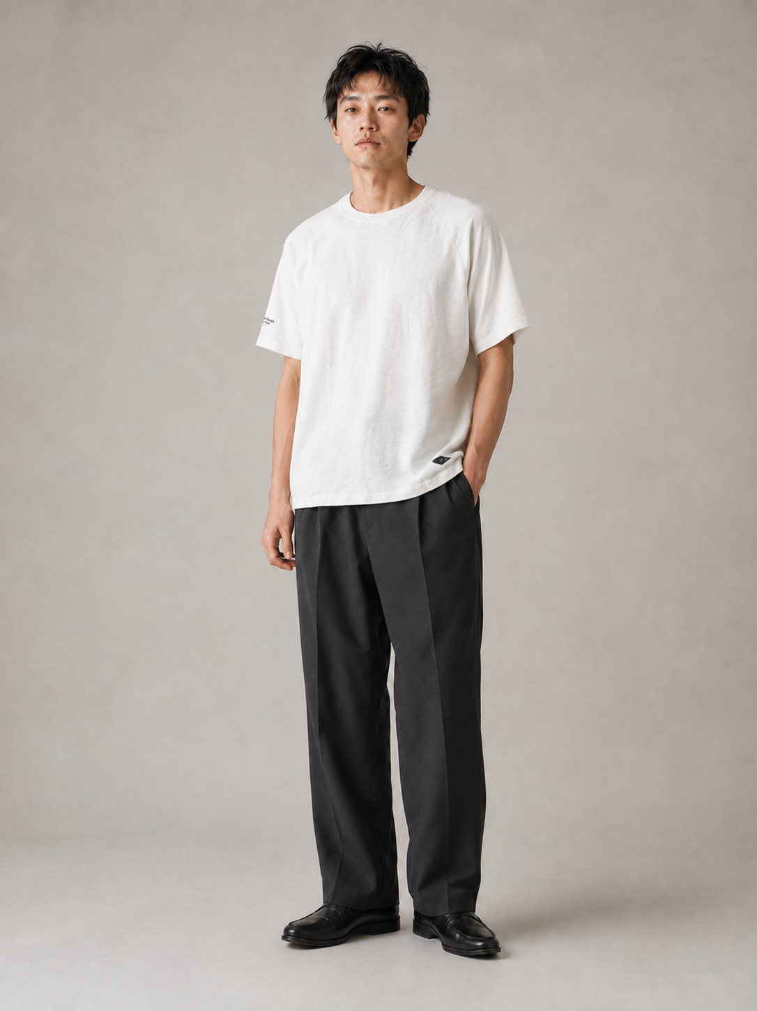 [color:beige] Slub cotton half-sleeve tee model pose 2