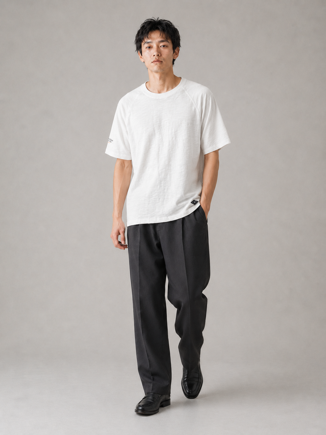 [color:beige] Slub cotton half-sleeve tee model pose 3