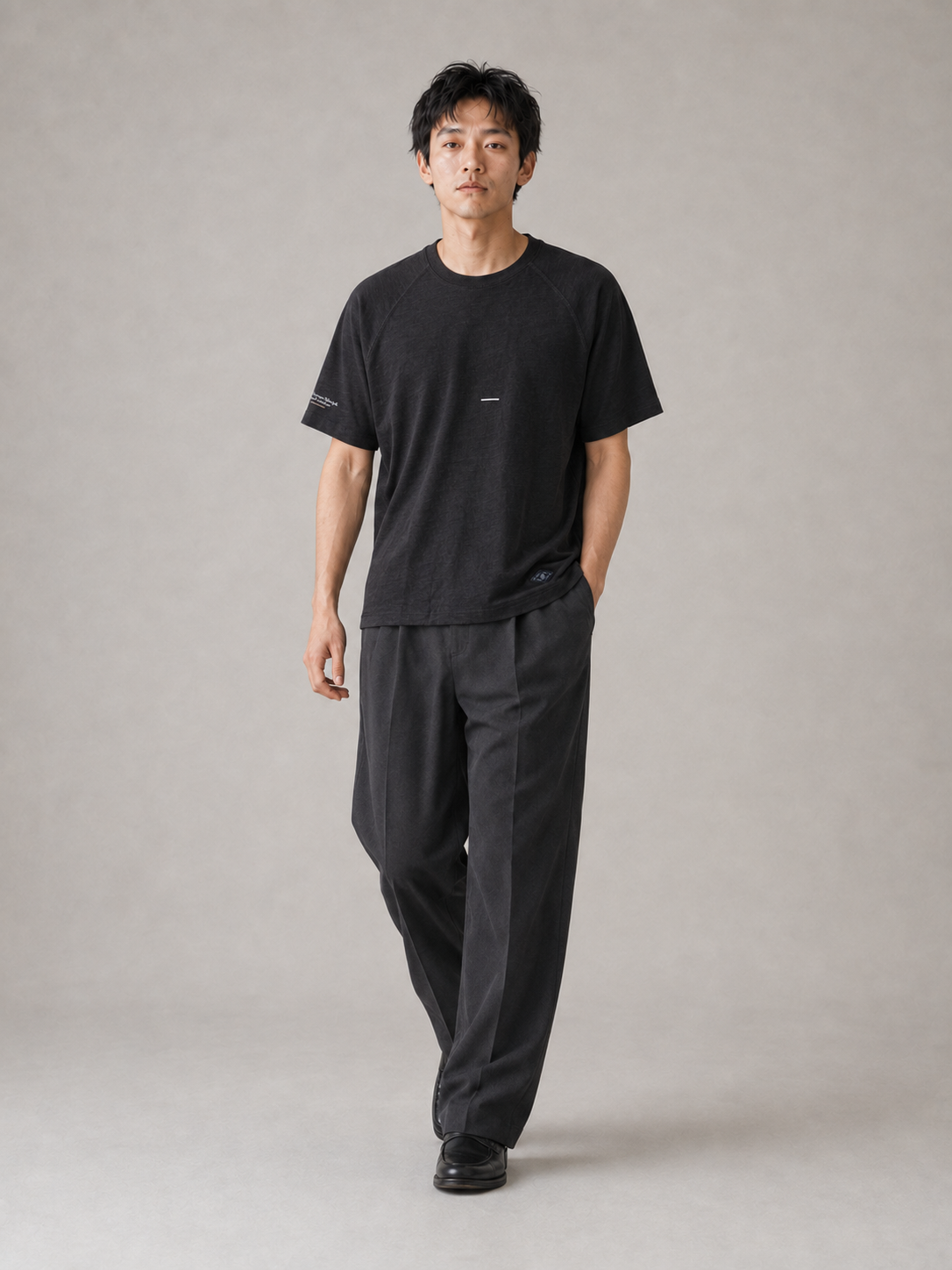 [color:black] Slub cotton half-sleeve tee model pose 3