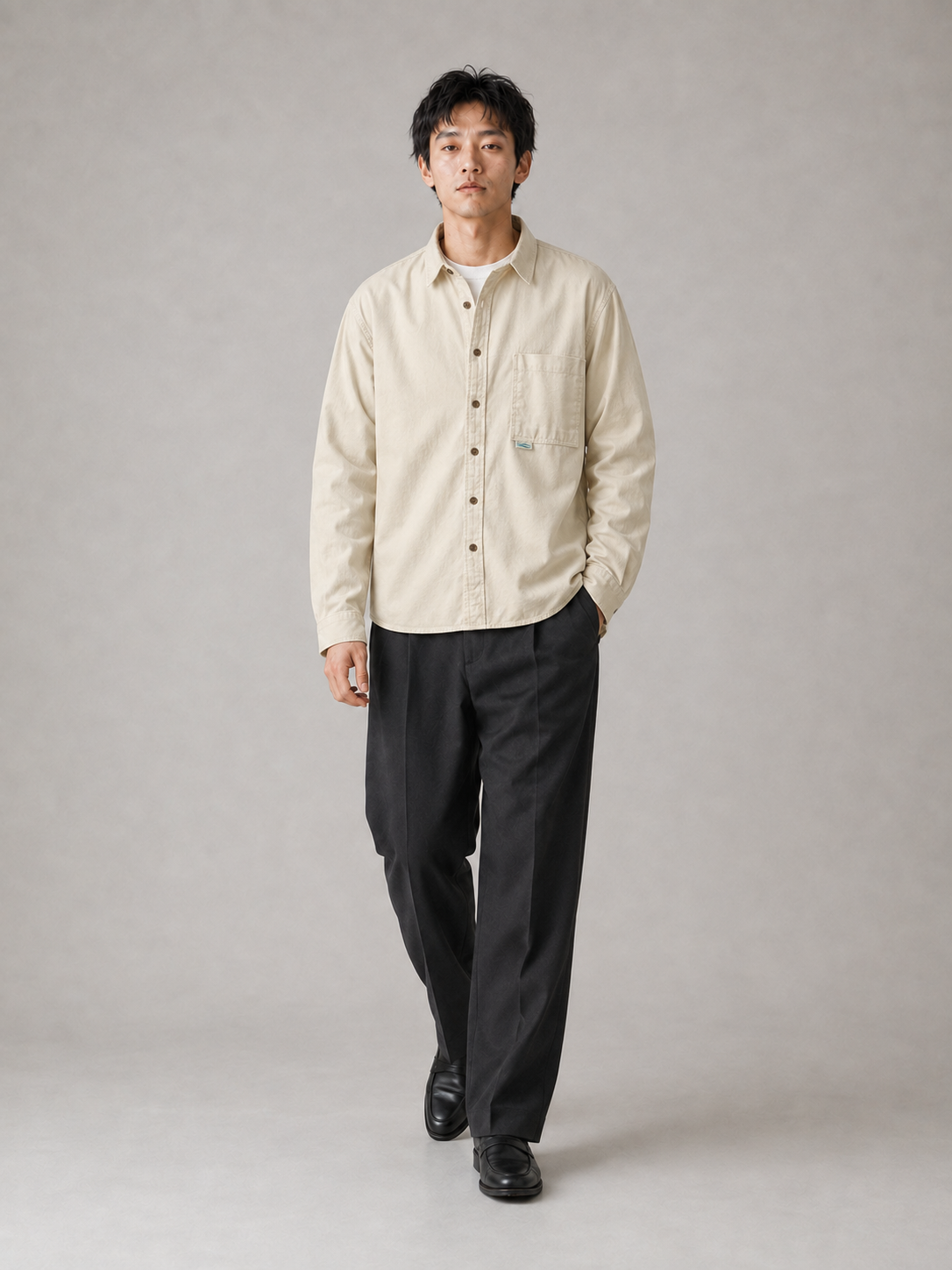 [color:ecru] Washed patch-pocket shirt model pose 3