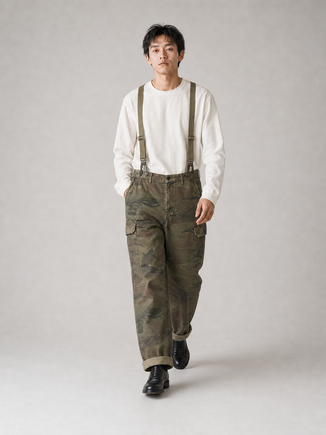 [color:light-camouflage] Suspender trousers model pose 3