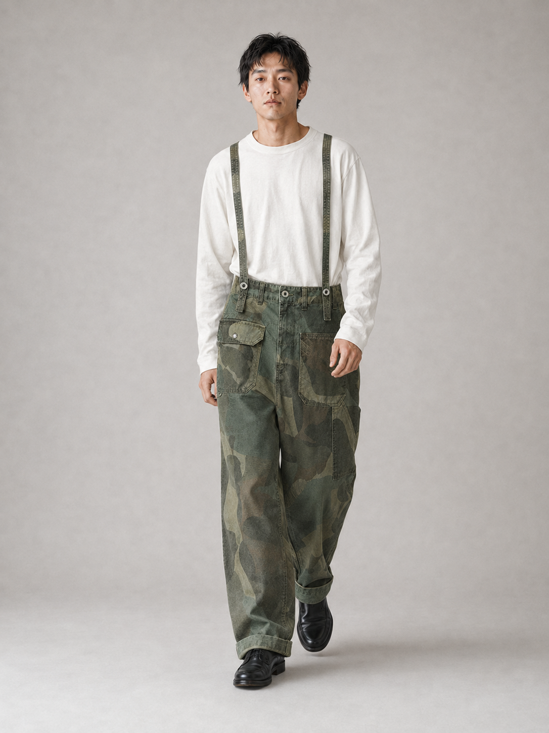 [color:dark-green-camouflage] Suspender trousers model pose 3
